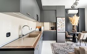 Elegant, Modern & Spacious Apartment In Thessaloniki With Balcony